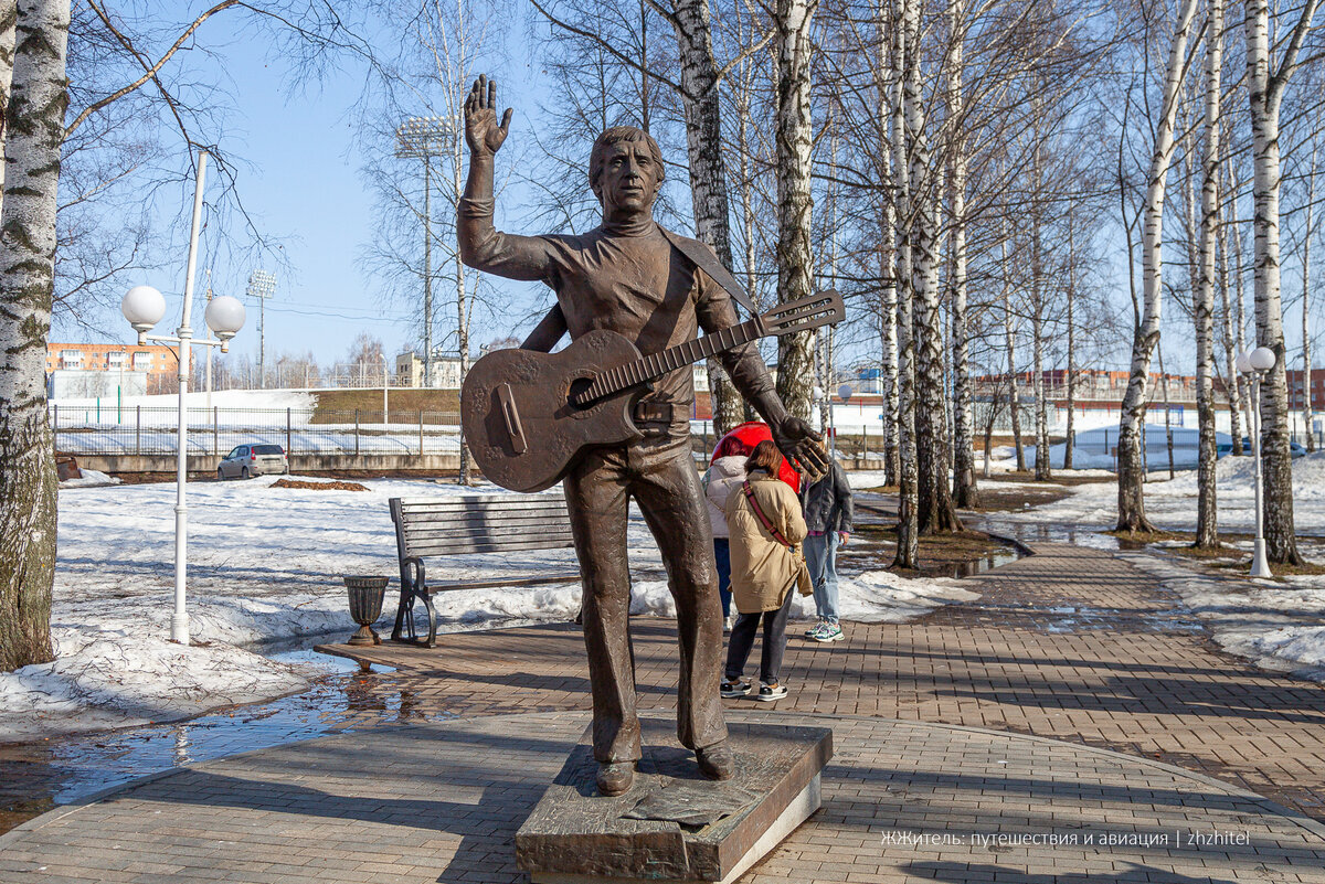 Сквер Высоцкого с памятником и песнями. В городе, где он не был | Пикабу