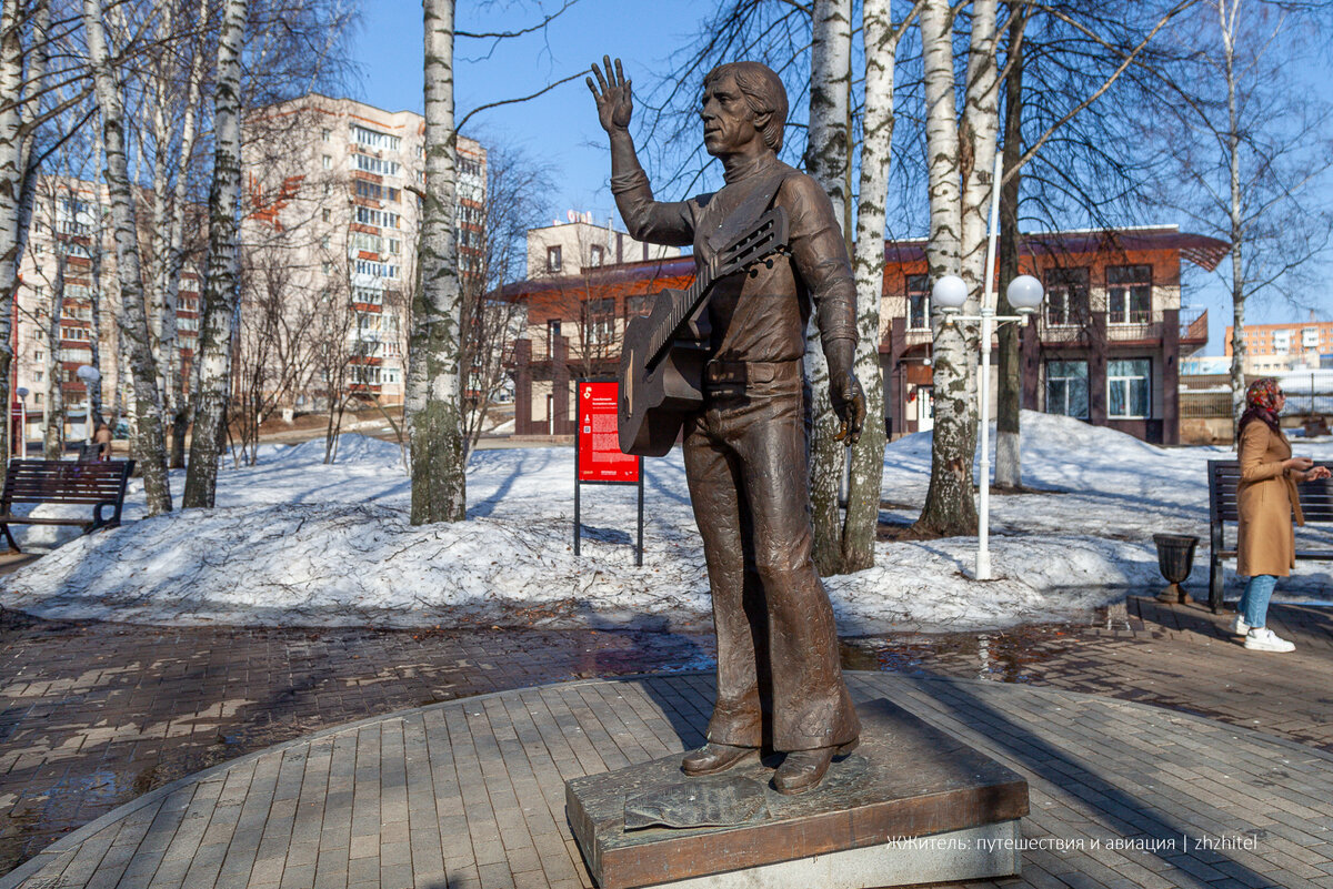 Сквер Высоцкого с памятником и песнями. В городе, где он не был | Пикабу