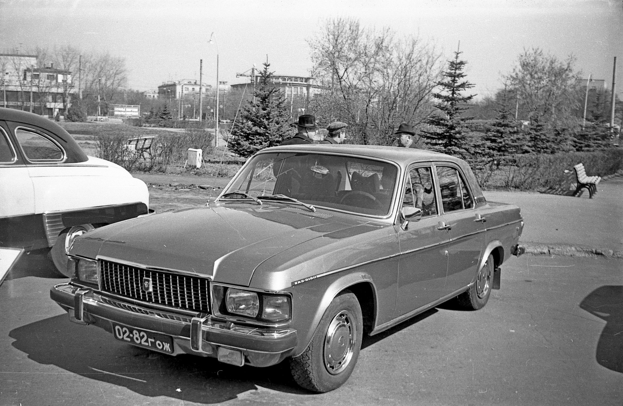 Город Горький. Апрель1977 год. ГАЗ-31011 на выставке у ДК ГАЗ. Фото:Носаков  В.Н | Пикабу