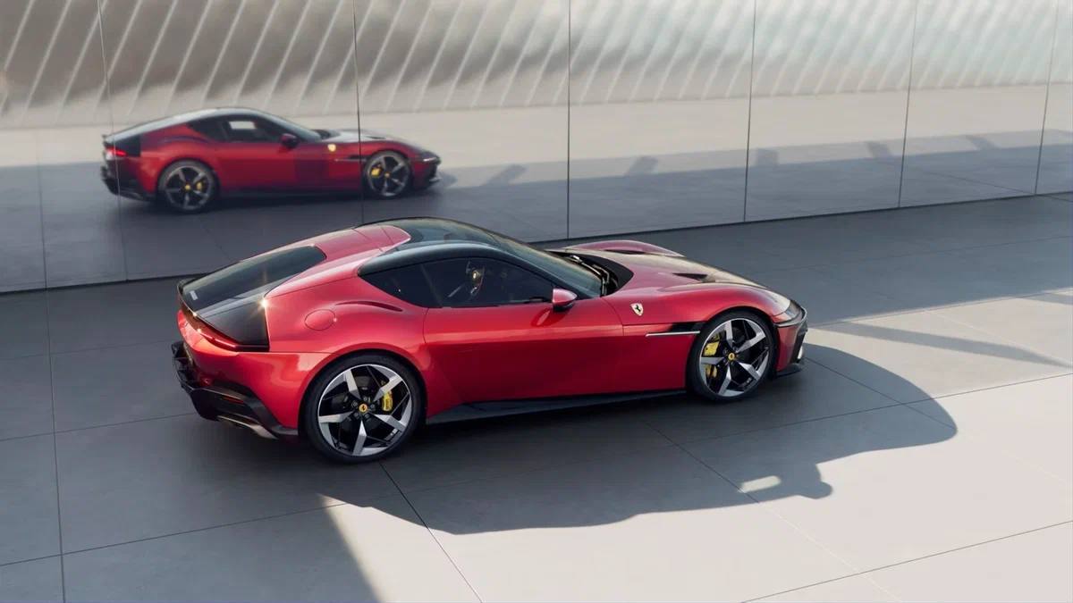 Ferrari представила новый переднемоторный гран-турер с V12 | Пикабу