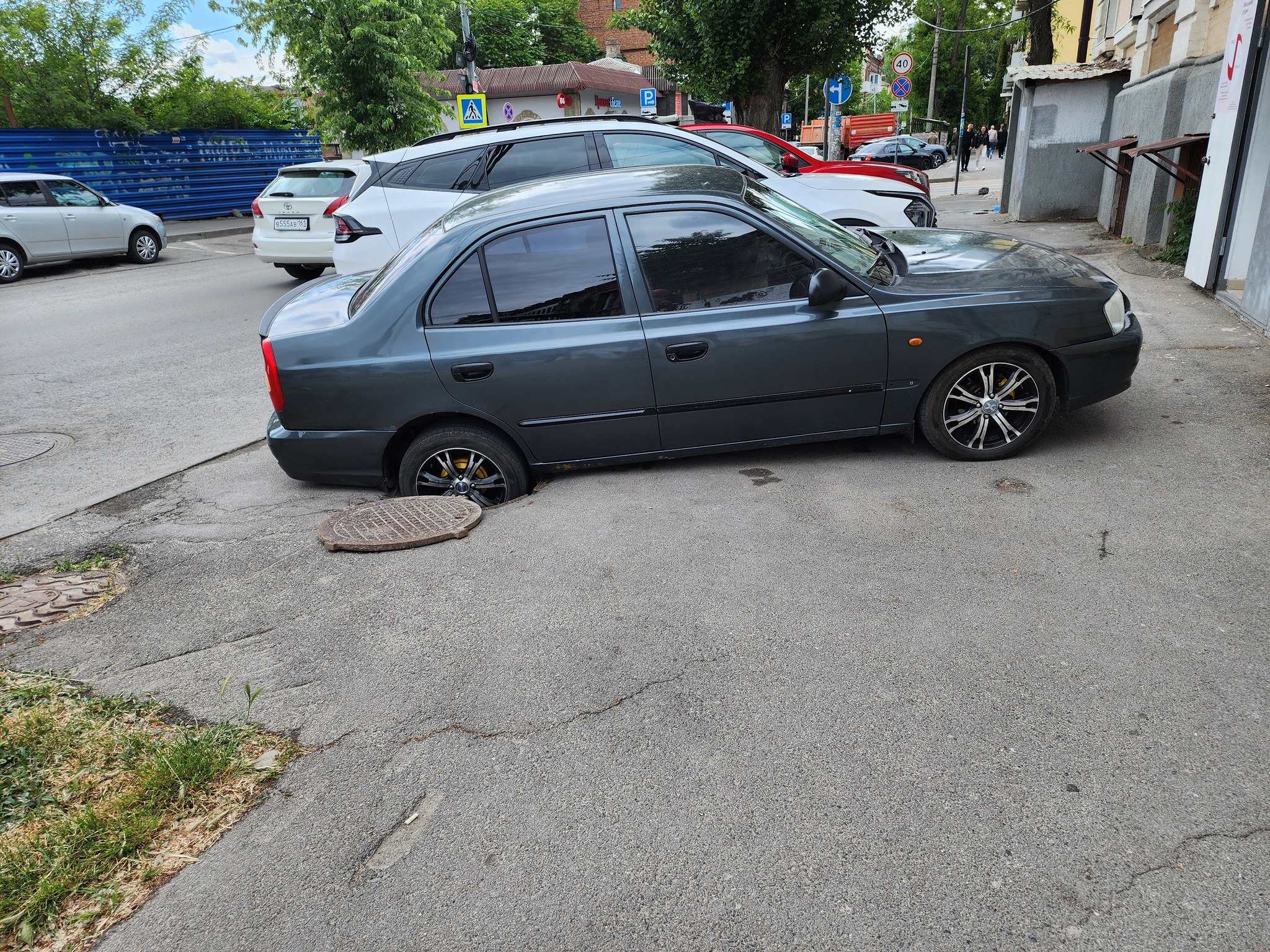 Ограничетель заезда на тротуар включен... | Пикабу