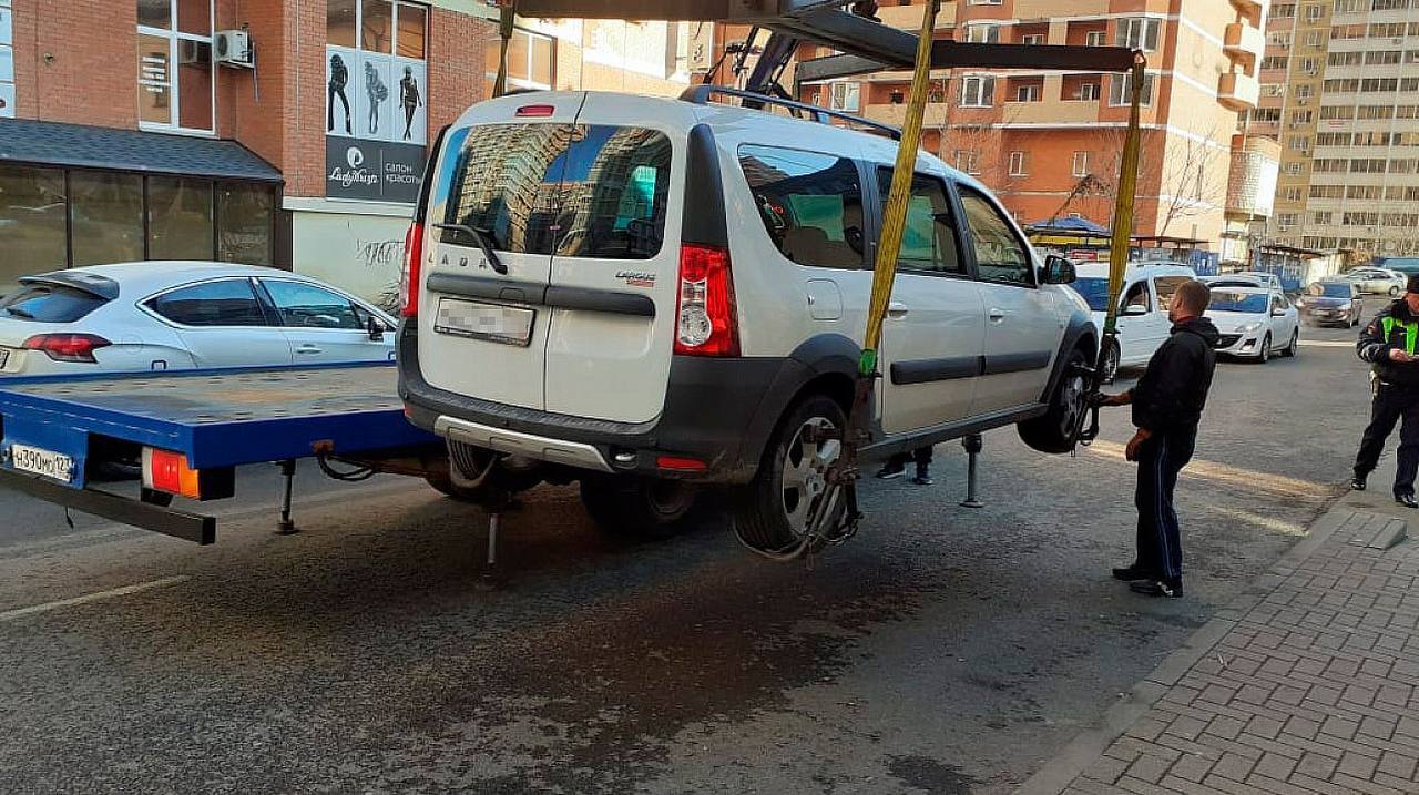 За полтора месяца в Краснодаре эвакуировали на штрафстоянку почти 900  автомобилей | Пикабу