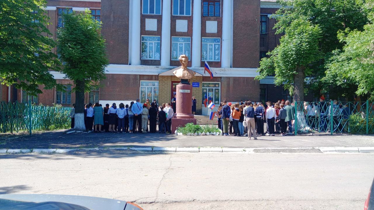 Товарищ Островский провёл патриотическую линейку сегодня в Стаханове |  Пикабу