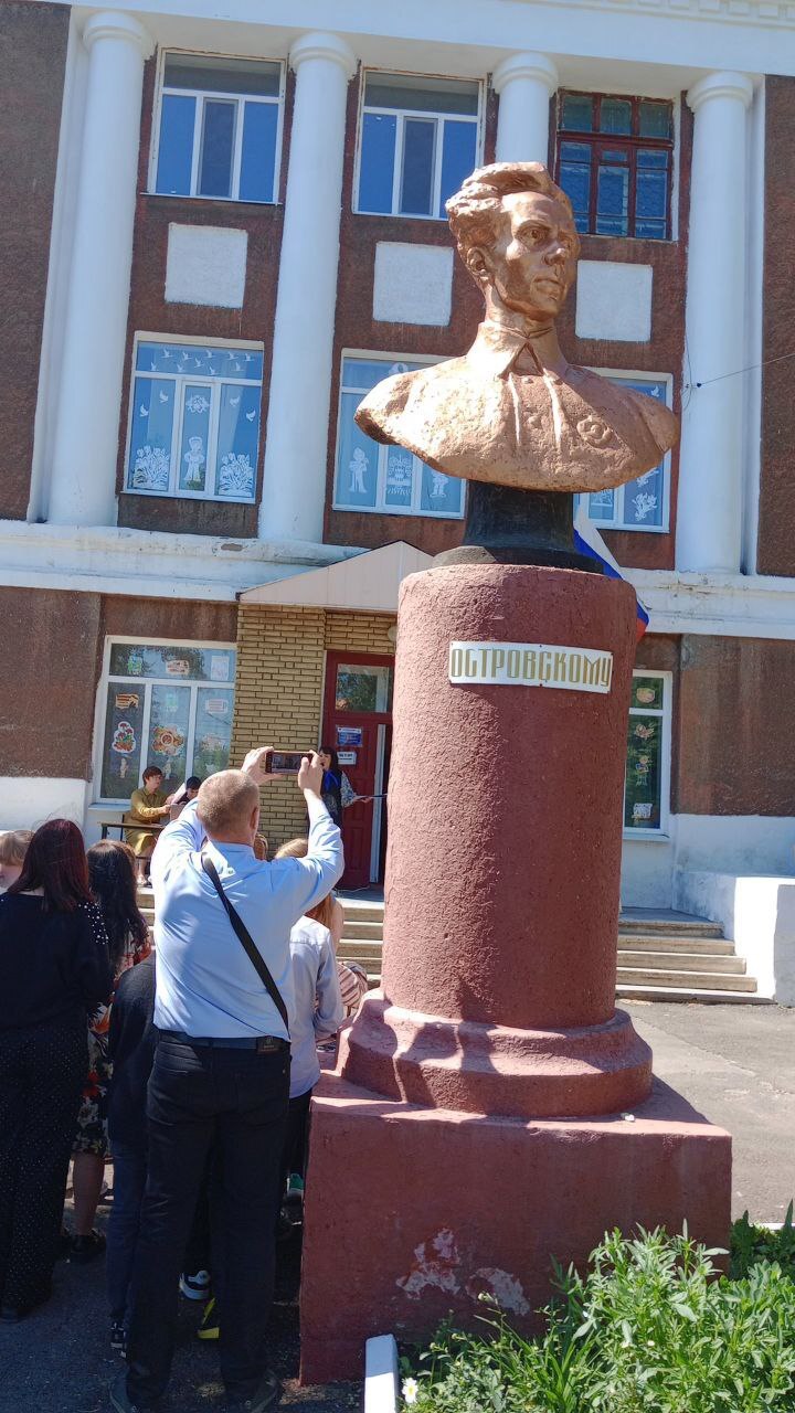 Товарищ Островский провёл патриотическую линейку сегодня в Стаханове |  Пикабу