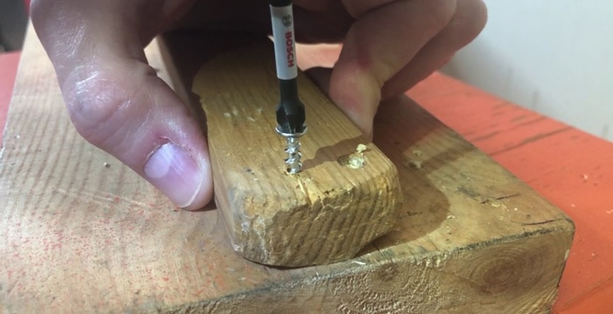 Как закрутить саморез шуруповертом. Шуруповерт и саморезы. Приспособление для закручивания саморезов под углом 90 градусов. Завинчивание самореза шуруповертом. Как закрутить саморез шуруповертом.