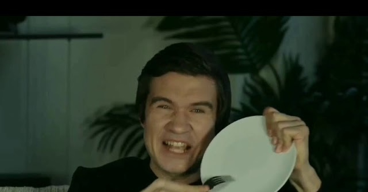 BadComedian час скребет вилкой по тарелке | Пикабу