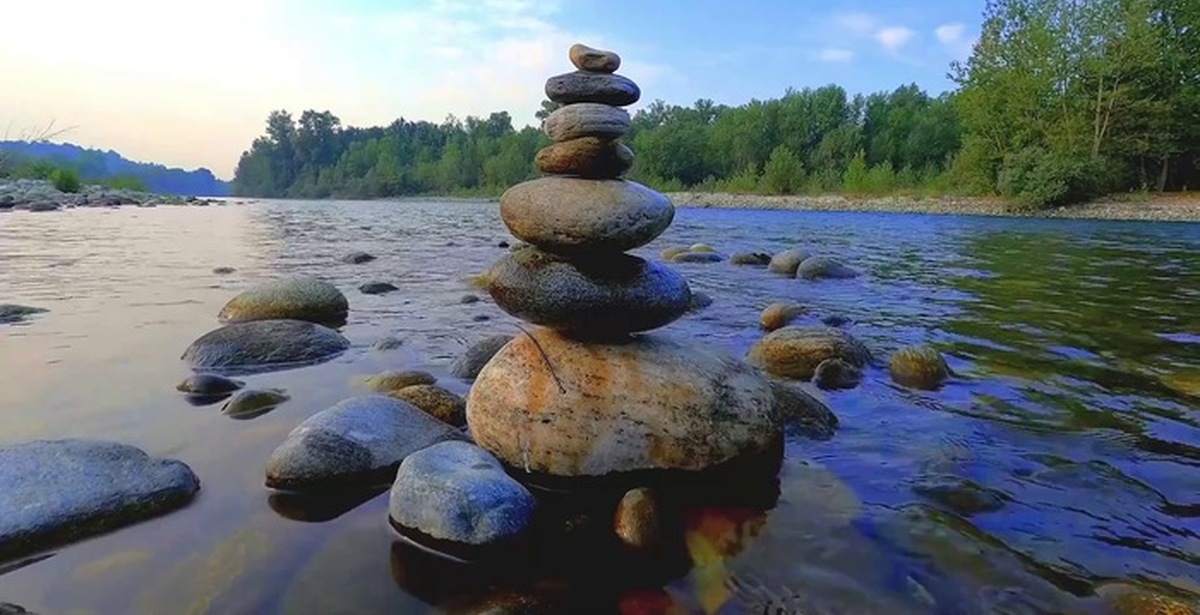 Музыка для медитации шум. Релакс у реки. Звуки природы для медитации. Шум реки. Расслабляющий звук для медитации.