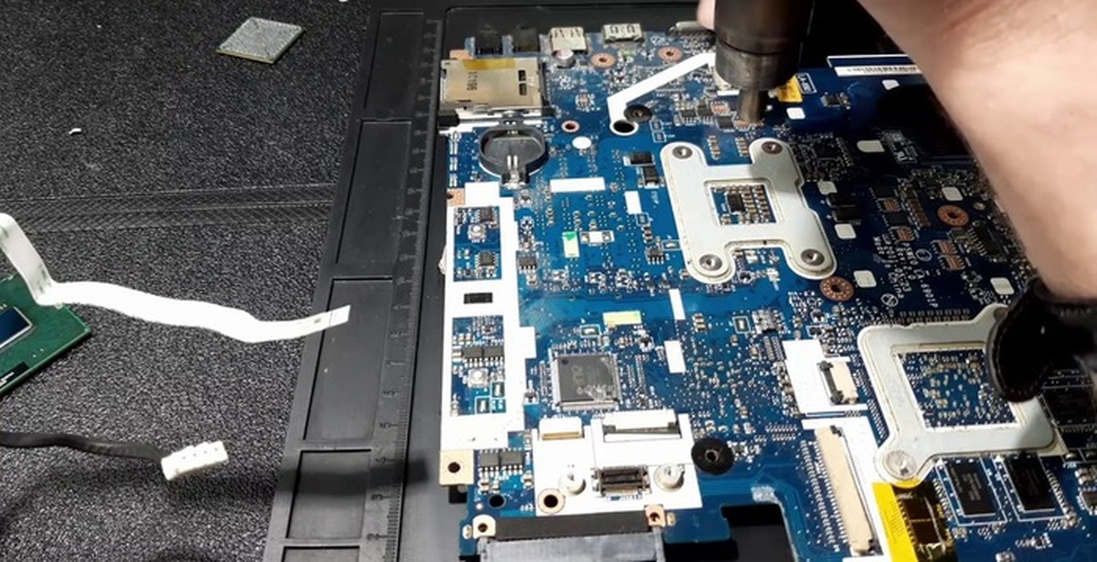 Замена портов ноутбука. Пайка ноутбука. Ремонт платы ноутбука пайка. Packard Bell гнездо для зарядки. Хаб греется ноутбук.