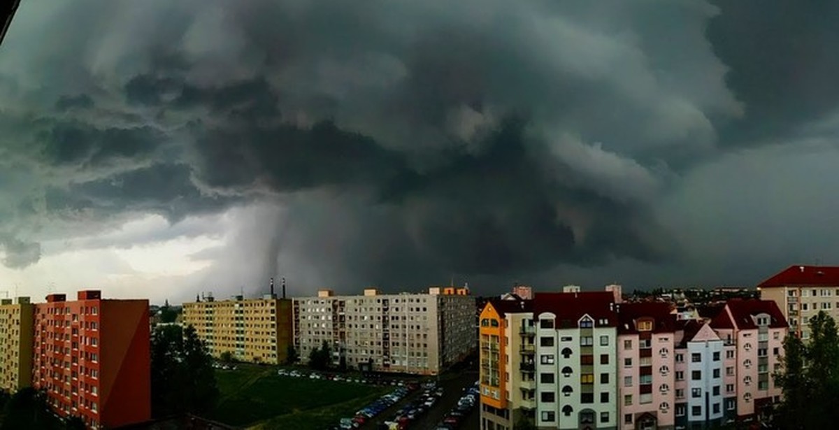 Торнадо в беларуси. Торнадо в Беларуси 2021. Ураган. Торнадо в городе. Смерч в Беларуси.