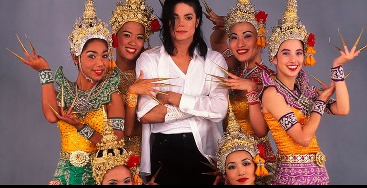 Michael jackson black or white megamix. Michael Jackson Black or White indir.