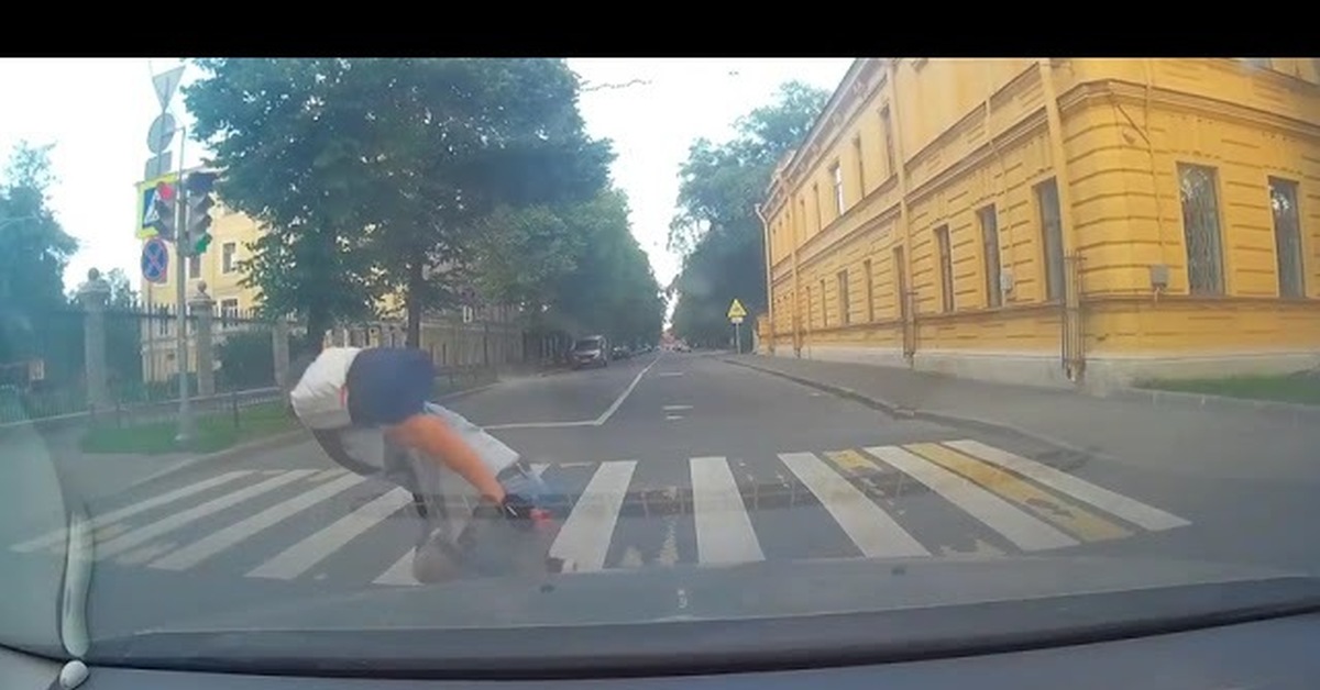 Авария с велосипедистом в санкт петербурге. Алеша на пешеходном переходе Питер. Авария с велосипедистом в Санкт-Петербурге вчера.