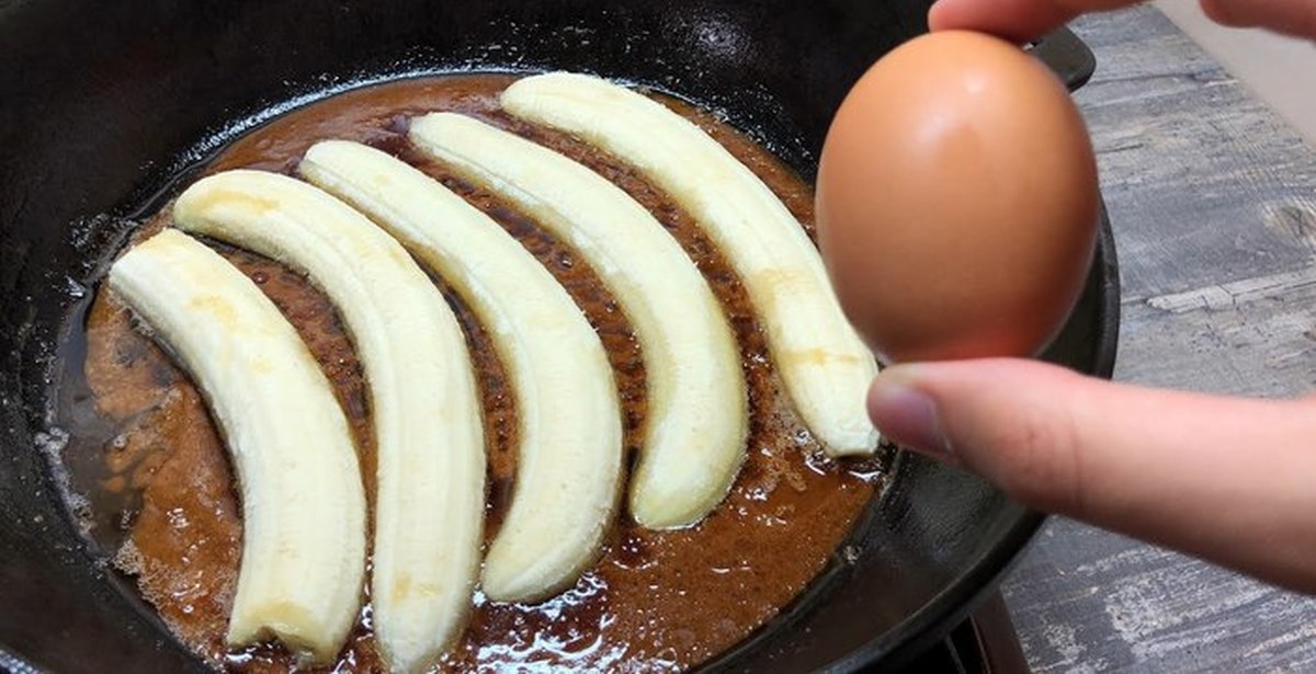 Приготовить бананы в духовке. Пирог с бананом в духовке. Банан с яйцом на сковороде. Банан с яйцом в духовке. Банан тесто яйцо.