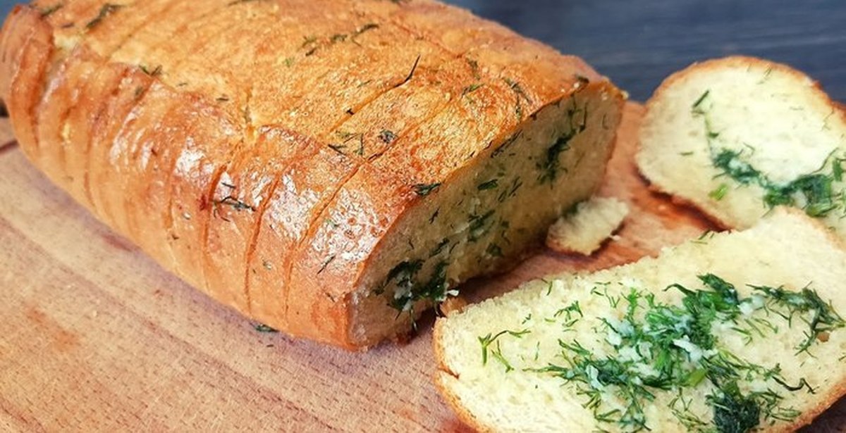Рецепт хлеб чеснок масло. Хлеб с чесноком и зеленью. Чесночный батон. Чесночный хлеб с зеленью. Хлеб с чесночным маслом.