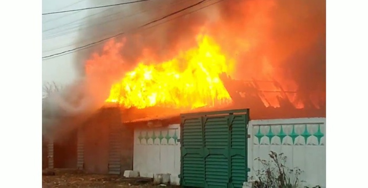 пожар в красном бору тосненского района. дом горит. дом горит. дом горит. красный дом горит.