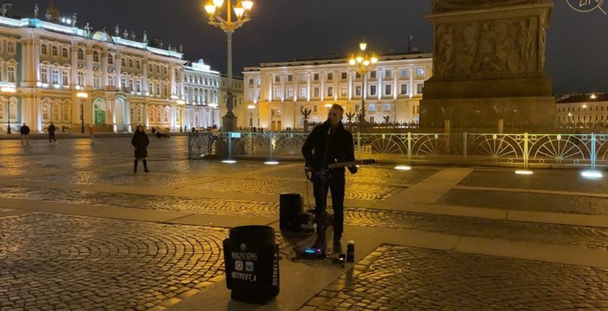 Включи песню петербург. Дворцовая площадь вечером. Площадь Санкт-Петербурга. Дворцовая площадь ночью. Музыкант на Дворцовой площади.