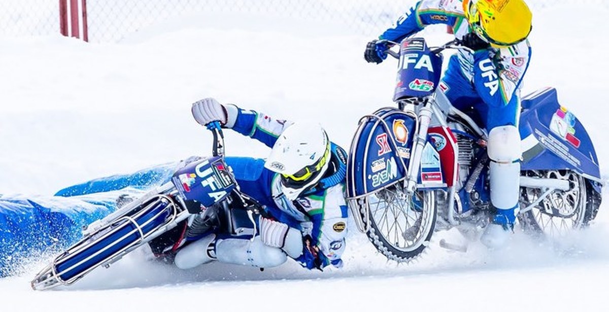 борьба двух мотоциклистов на льду