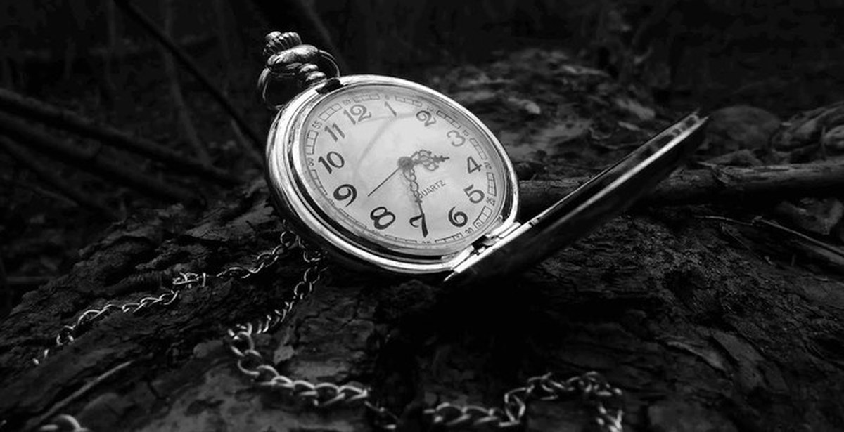 Часы упали. Сломанные наручные часы. Старые наручные часы. Мои потерянные часы. Забытое время.