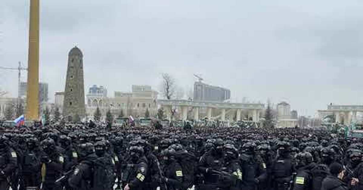 Где чеченцев. Чеченские войска. Армия Чечни на Украине. Чеченцы военные на площади. Чеченские войска на Украине.