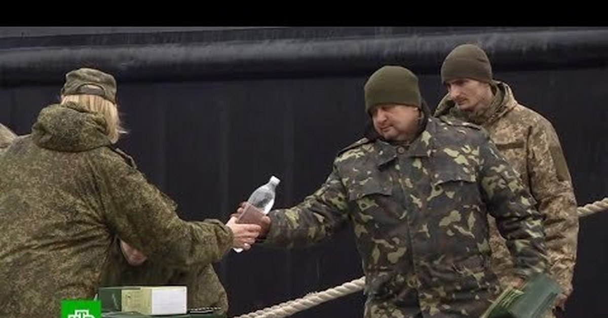 Русские не сдаются украинцы. Российские военные на Украине. Пленные пограничники с острова змеиный. Солдаты РФ на острове змеином.