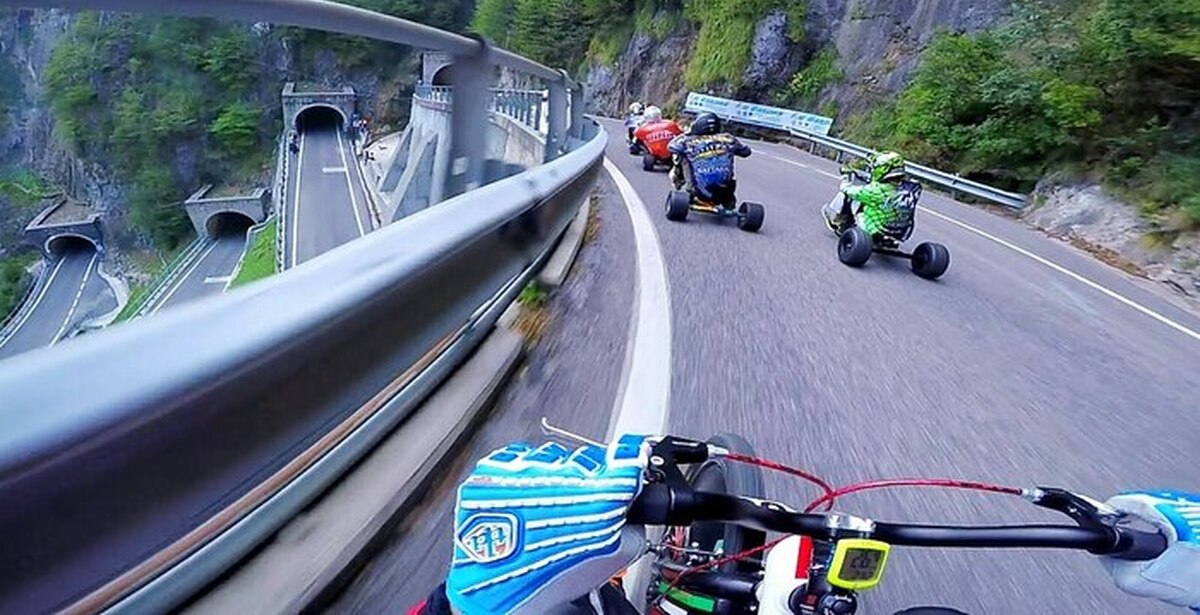 Скоростной спуск с горы на трайках | Пикабу