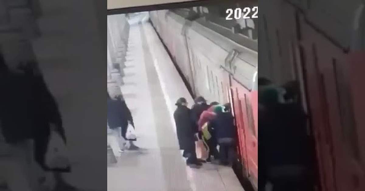 Девушка застряла видео. Нога женщины застряла в метро. Зажало ногу в электричке. Женщине зажало ногу в электричке на Ярославском вокзале. На Ярославском вокзале зажало ногу.