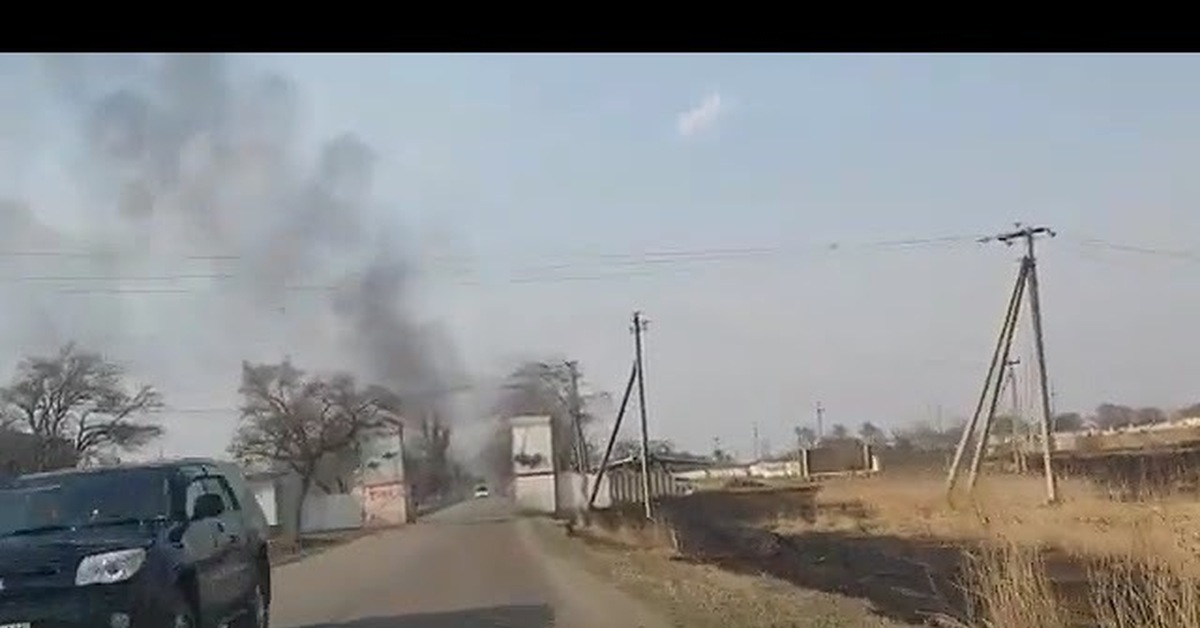 Китайский рынок уссурийск. Сильный пожар. Что горит в уссурийске. Горит склад в уссурийске. Уссурийский локомотиворемонтный завод уссурийск сгорел.