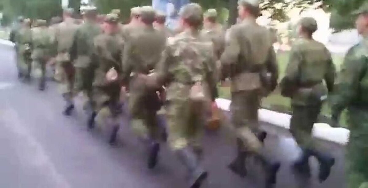 армейская песня яблоневый сад. я я яблоки ела текст. армейская песня яблоневый сад. яблоневый сад текст строевая. солдаты армии поют.