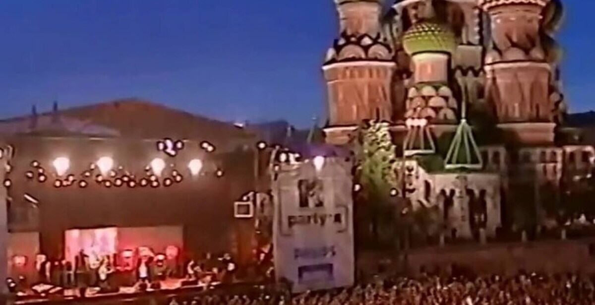 Russians live in moscow. Live in moscow. Russians live in moscow. концерт продиджи в москве 2017. металлика живой концерт.