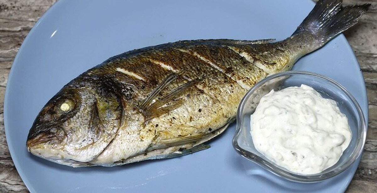 Рыба с тартаром. Филе трески под соусом тартар. Соус тартар к рыбе. Морской окунь с соусом тартар. Рыбные котлеты с соусом тартар.