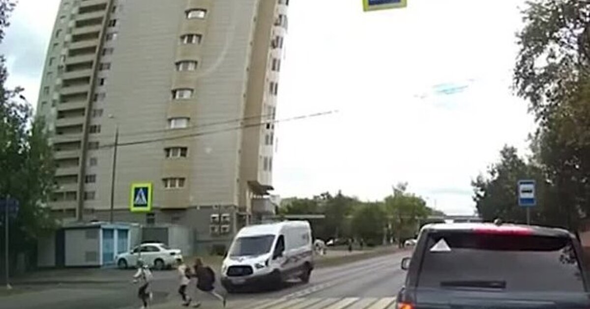 Машина скорой помощи сбила. Девочку сбила скорая в Москве. Сбили двух девочек в Москве. Пешеходы и машины. Девочку сбила машина скорой помощи.