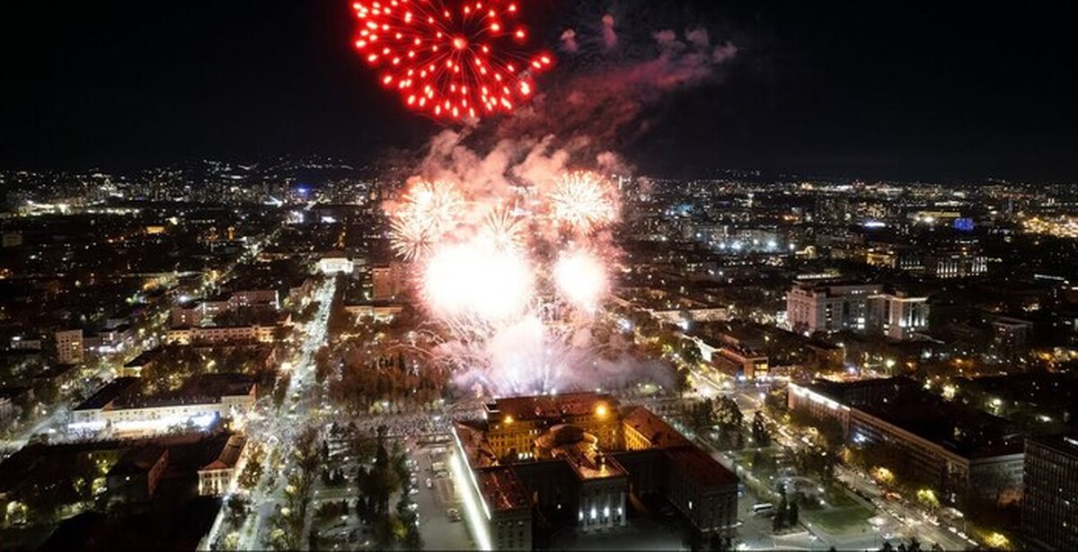 Салют алматы. Салют алматы 2025. Салют алматы 2025. Салют фото. С днем города.