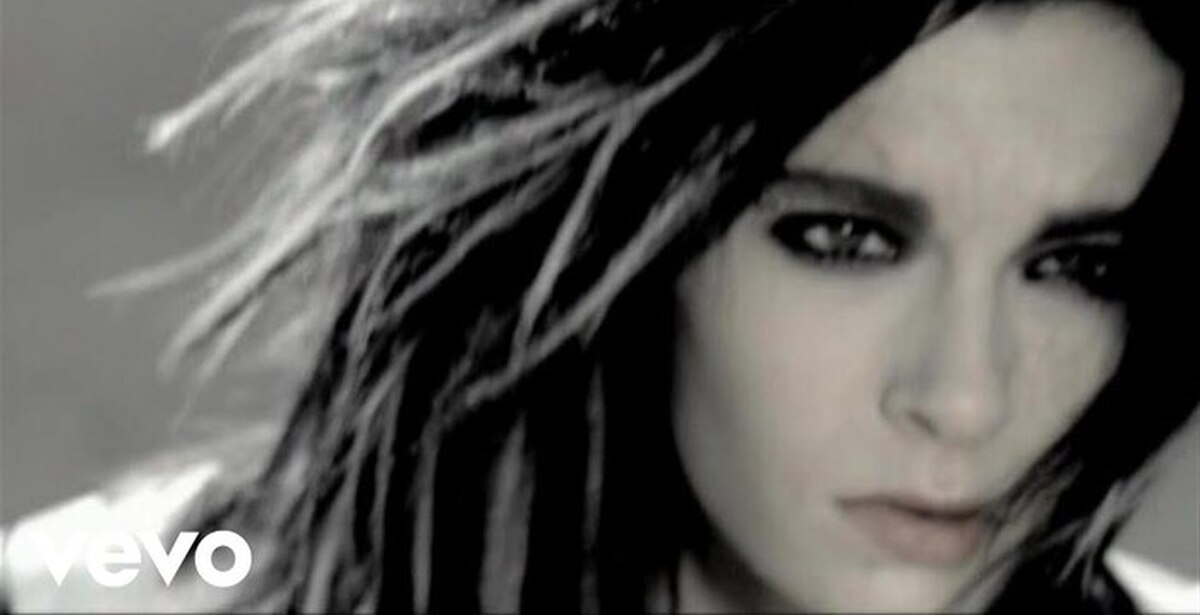 Том каулитц клипы. Токио хотел 2007 Monsoon. Билл Каулитц Monsoon. Tokio Hotel Monsoon клип. Bill Kaulitz Monsoon.