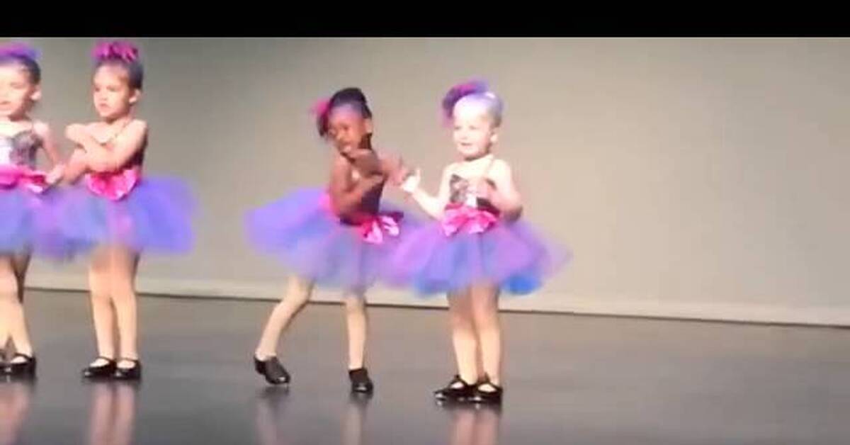 Танцующая кукла видео. Танцующая кукла видео. Танец кукол. Танец кукол в детском саду. Танец кукол.