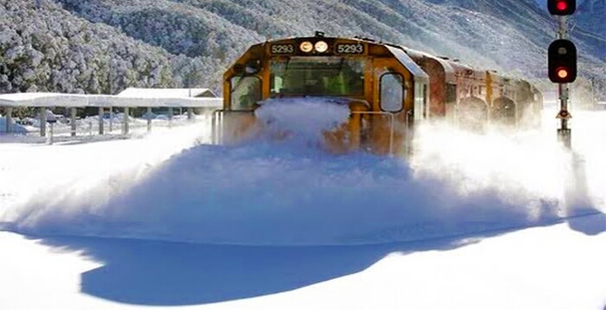 Поезд снежные заносы. Поезд в снегу. Снежный поезд. Поезд в снегопад. Поезд в сугробе.