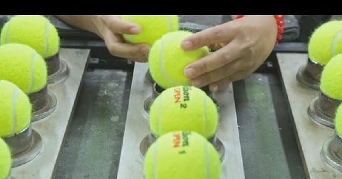 Игры с теннисными шариками. Изготовление мячей. Производство теннисного мяча. Подаватель мячей для тенниса. Теннисный мяч для парковки.