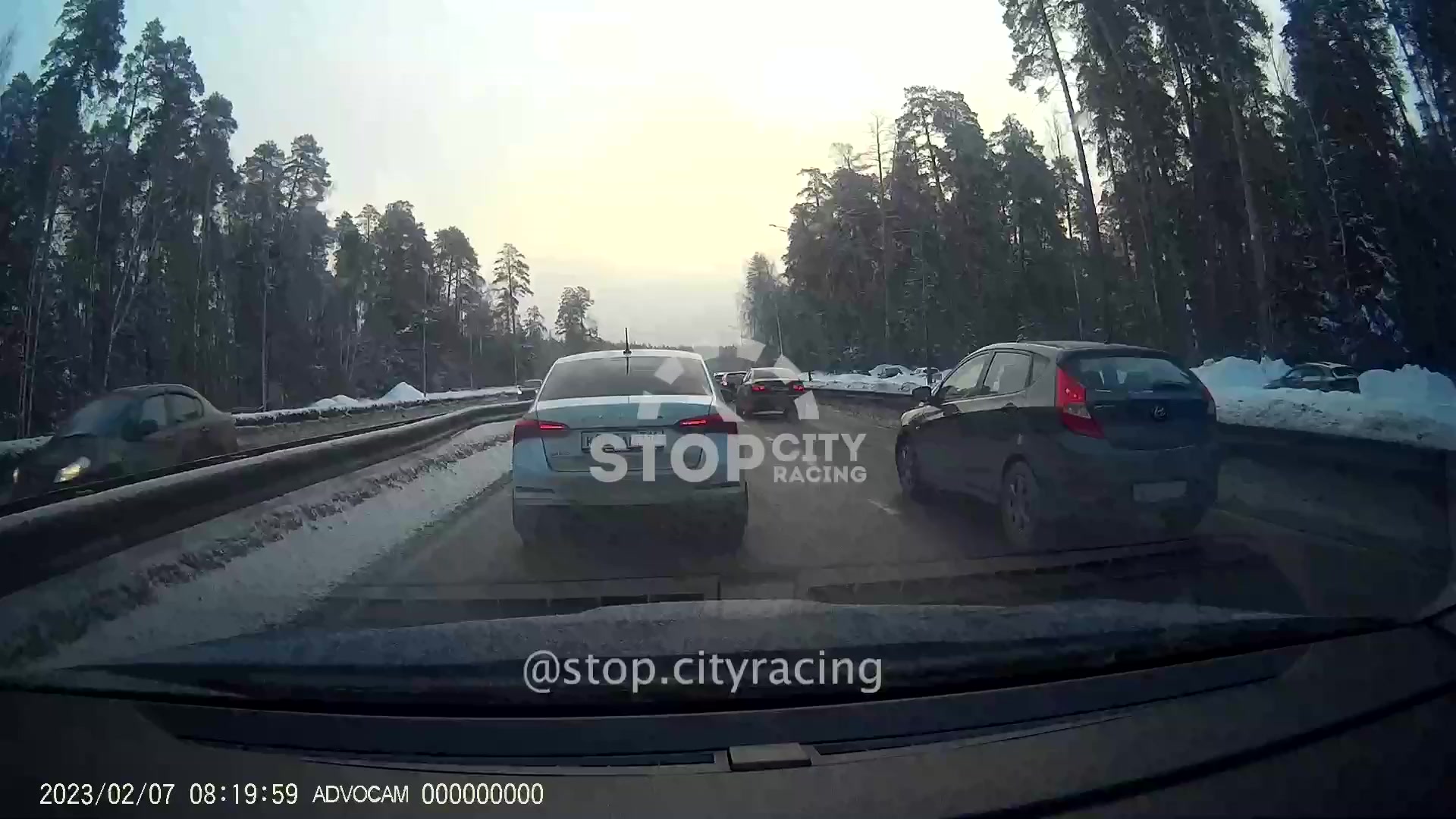 Пристроился за автомобилем Скорой помощи и влетел в него