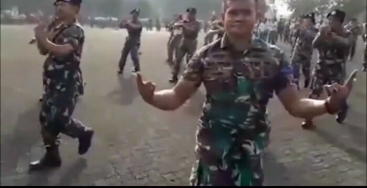 Песня танцующего солдата. Бахтияр буй буй. Военнослужащий Khalwa Alya Nairi.