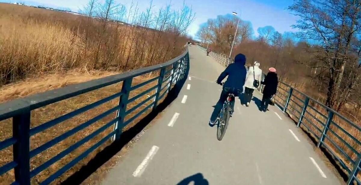 По велодорожкам Таллинна, в начале вдоль моря и потом в старый город ...