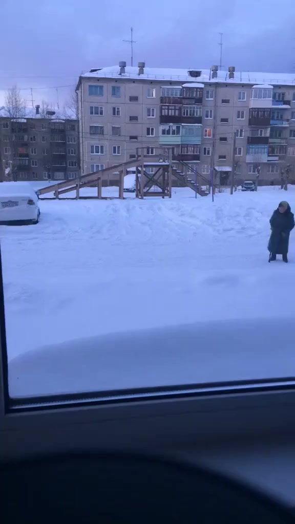 Бутылка шампуня на включенной стиральной машинке: